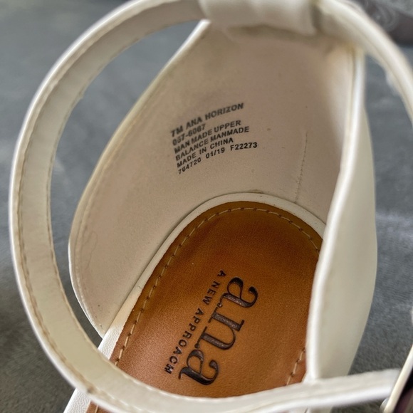 Beautiful white espadrille style ankle strap sandals - Picture 3 of 4